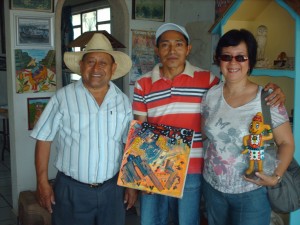 José Pool, junto con su tío Aureliano y la maestra Marcela Montero muestra una de sus pinturas