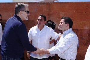 24 de febrero de 2017. Miguel Bosé saluda a Mauricio Sahui. Foto oficial
