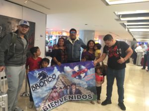 José Guadalupe Esparza (c) y otros integrantes de Bronco desean feliz Navidad y venturoso 2018 al público yucateco. (Imagen de archivo de Martha López Huan)